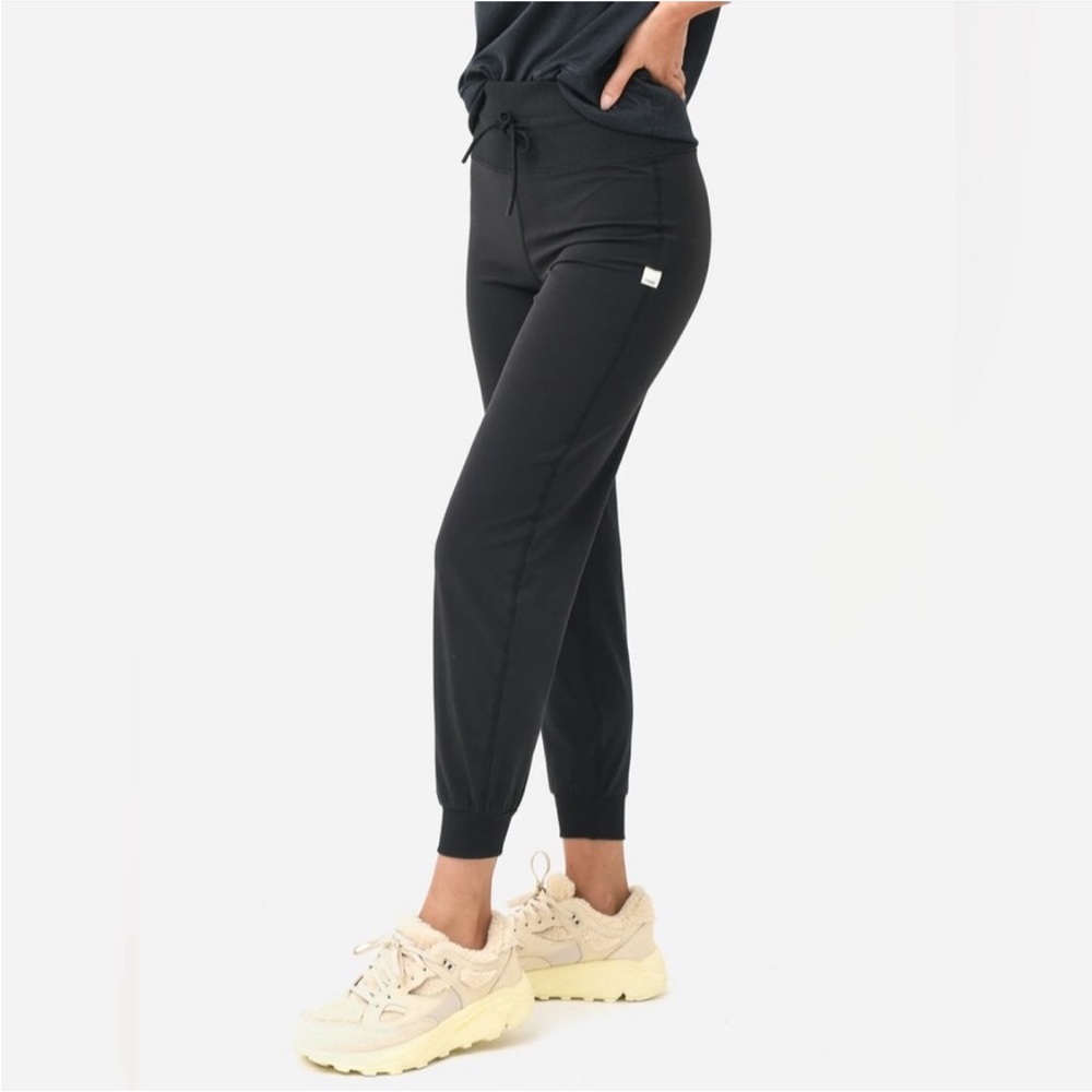 Vuori black daily joggers size Medium